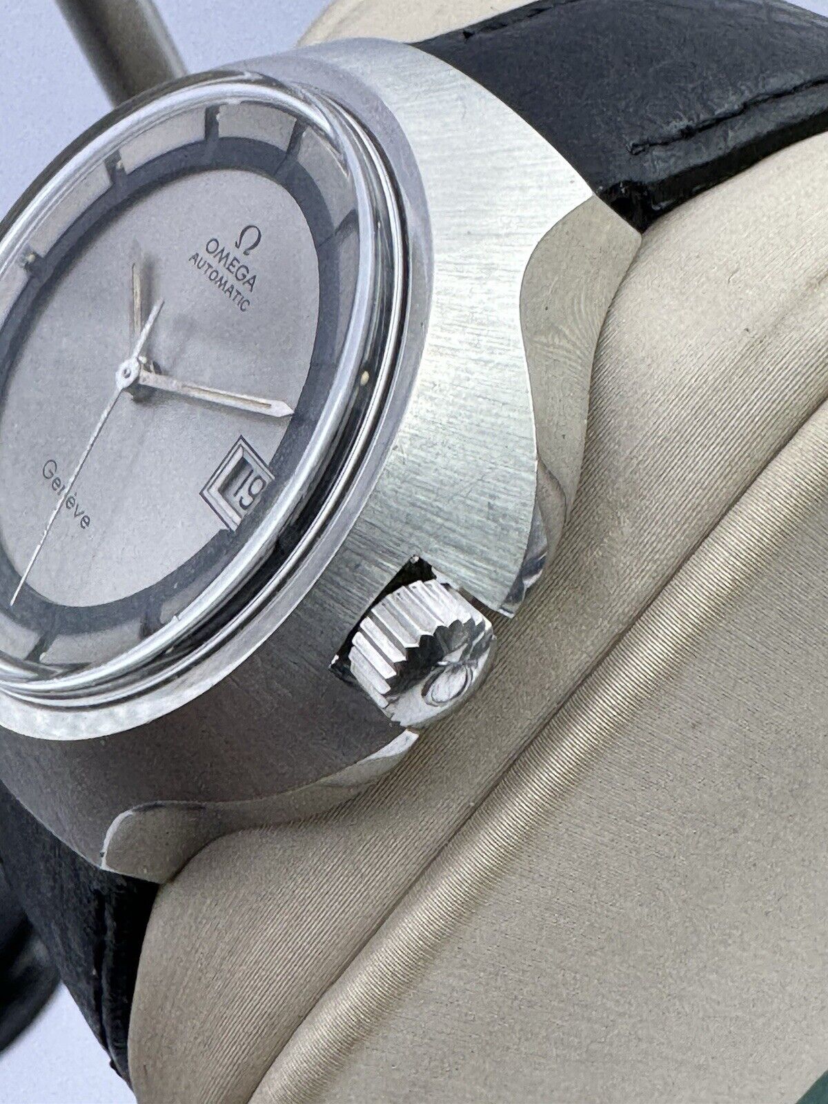 Omega Genève Stingray/Cobra Silver Dial Automatic Watch